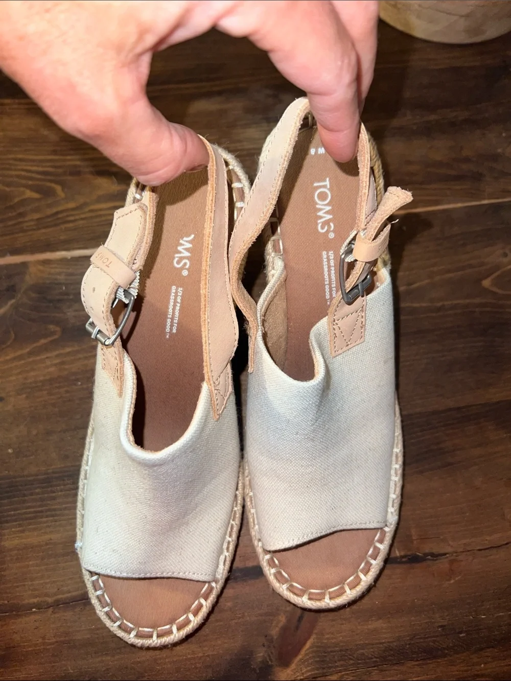 EUC! TOMS Canvas Espadrille Wedge Sandals in Cream- size 8!